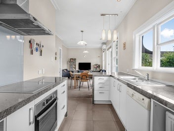 Charming Open Plan Home with Outdoor Retreat