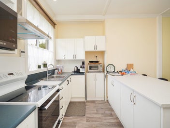 * UNDER OFFER * Packed With Features - Full of Pot