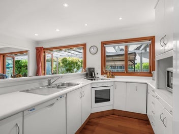 Hutt Central - Unbeatable Location & Sun