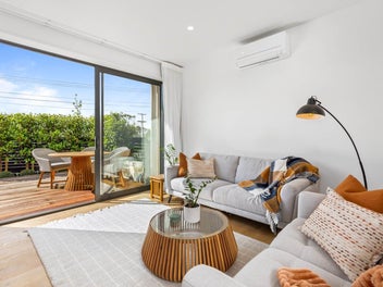 Effortless Coastal Living with Contemporary Style