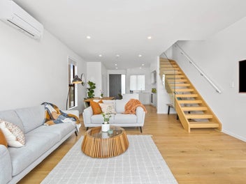 Effortless Coastal Living with Contemporary Style