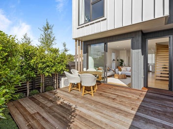 Effortless Coastal Living with Contemporary Style