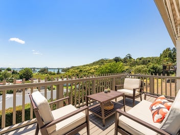 Welcome Bay Views, Tidy Living & Space to Enjoy