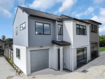 Modern Comfort & Big Backyard