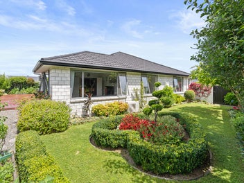 4-Bed Home with Gardens & Outdoor Living