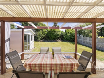 Family Home on a Sunny 718m2 With Sleepout