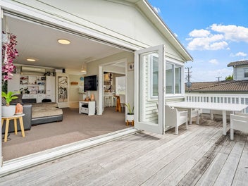 Sellers Taking Flight! Present All Offers!