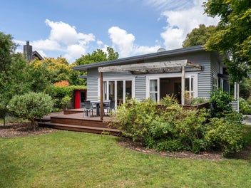 Rare Cambridge East Gem- Act Now!