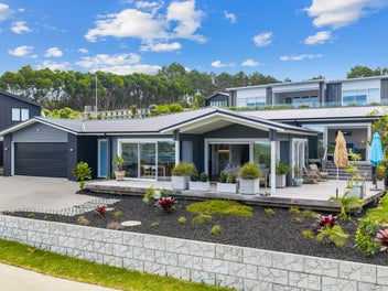 NEAR NEW AND HARBOUR VIEWS