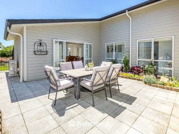 SIMPLY STUNNING MOVE IN AND ENJOY