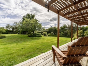 Exceptional Lifestyle Retreat On Geraldine's Edge