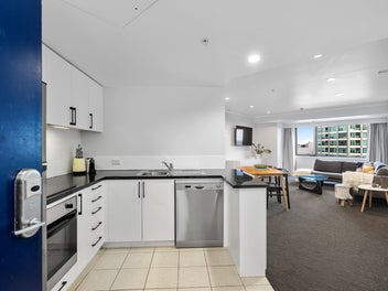 Large furnished apartment with seaviews & car park