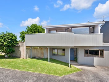 Elevated living with the sea views in Cockle Bay
