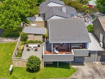 Entry to Cockle Bay with sea views