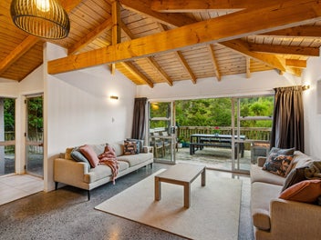 Private Laingholm Retreat - Large Family Oasis