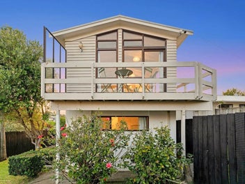 Stunning Corner Unit – Garden + Garage + Parking