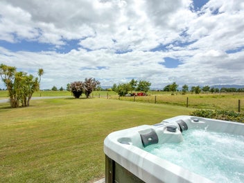 Classic villa living with land and outlook