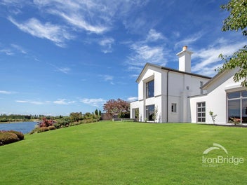 Lakefront Luxury Living, New Cladding!