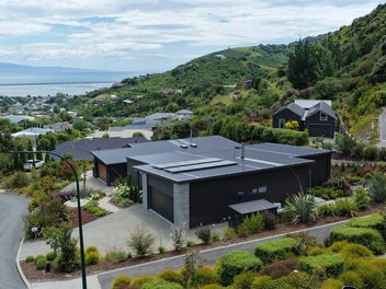 Executive Living With Breathtaking Nelson Outlook