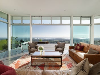 Prestigious coastal sanctuary - 2 titles, scale