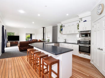 Large Lifestyle Home with Contractors Yard