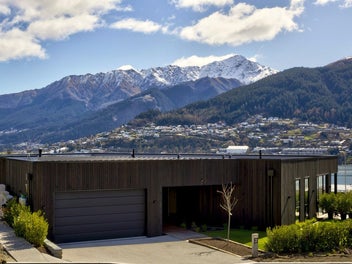 Sun-Soaked Elevated Architectural Living