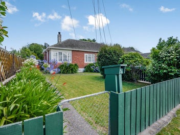 2-Bed Freehold with Timeless Appeal