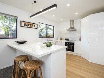 Modern, private & welcoming in central Tawa