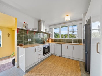 Owners on the move - MUST SELL!