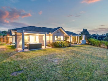 Panoramic Sea Views on Manhattan Rise