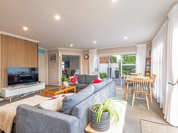 Stylish Hokowhitu living - lock, leave and love It