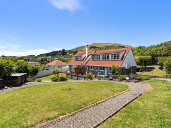 SPACIOUS FAMILY LIVING WITH SUN & VIEWS!