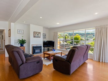 SPACIOUS FAMILY LIVING WITH SUN & VIEWS!