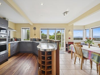 SPACIOUS LIVING, SPECTACULAR VIEWS