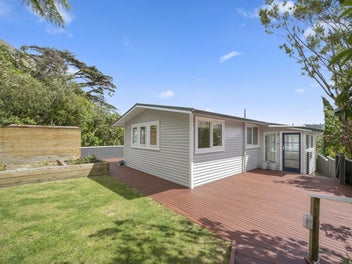 SUNNY NGAIO GEM WITH LOVELY VIEWS