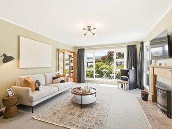 SUNNY, CENTRAL & MOVE-IN READY - REDWOOD GEM