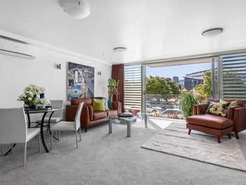 Be quick Oriental Bay living at its best!