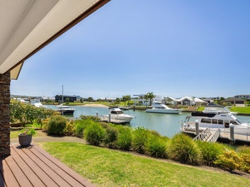 Relaxed Waterways living