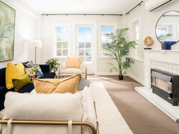 GRAY YOUNG CHARACTER APARTMENT IN TE ARO