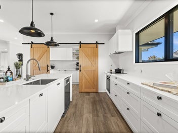 Stylish, chic, near-new Frimley living