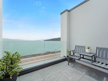 HARBOUR-FRONT LIVING WITH A PERMANENT HOLIDAY FEEL