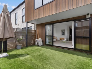 Seriously for sale – vendors moving!