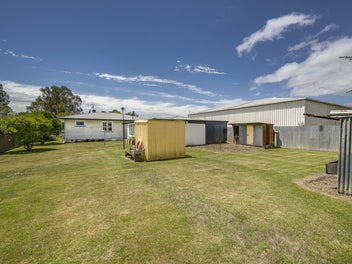 Huge Garage & 1012 Section