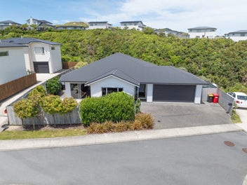 SUN-SOAKED SINGLE-LEVEL FAMILY RETREAT!