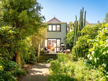 PICTURE PERFECT COTTAGE ON MOIR STREET
