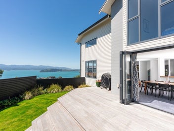 EFFORTLESS LIVING WITH SHOW STOPPING VIEWS!