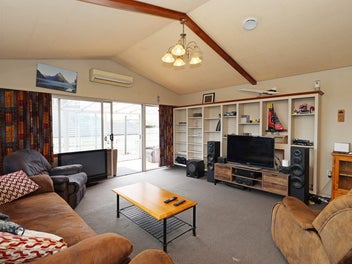 Large 4 Bedroom Home Hargest Zoned!