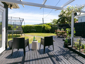 SUNNY CITY-FRINGE HIDEAWAY