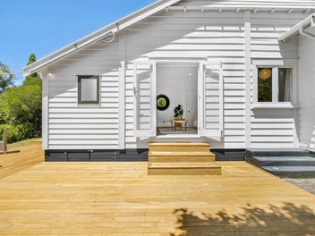 Peaceful, Sun-Filled Mt Eden Living!