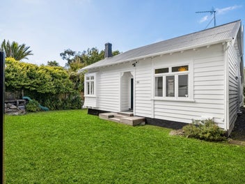 Peaceful, Sun-Filled Mt Eden Living!
